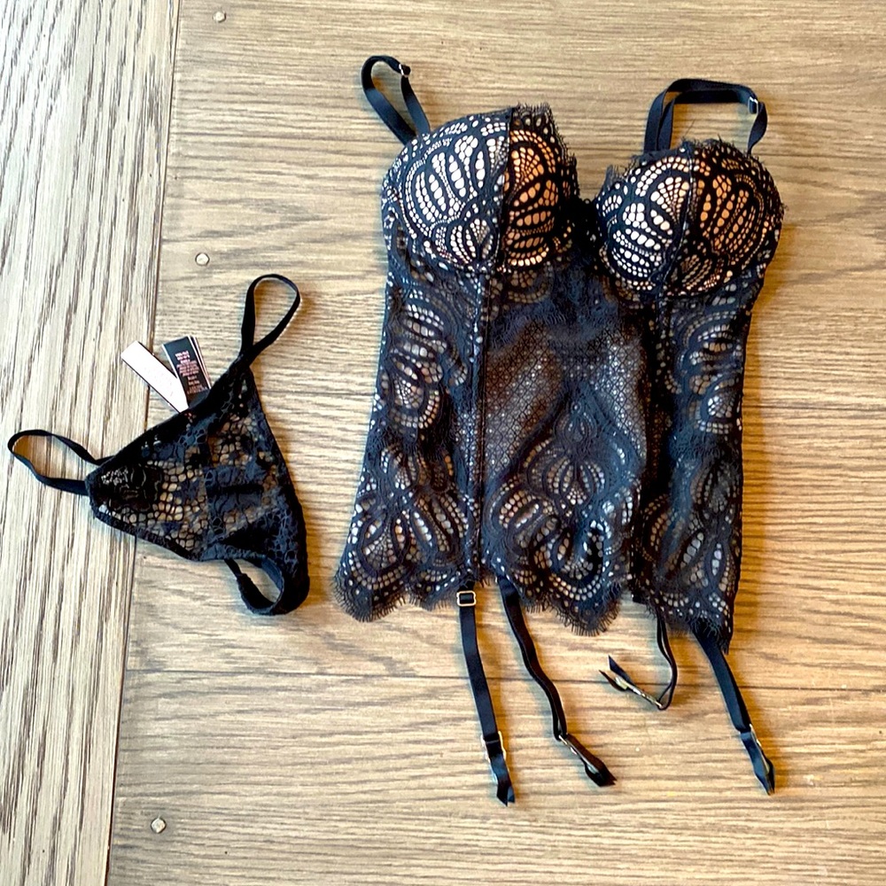 New With Tag Victoria’s Secret Dream Angels Bustier w Garter + V-String panty.